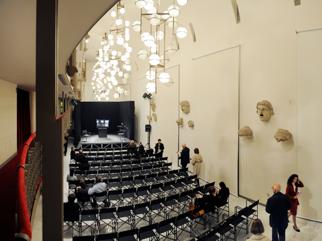 Sala del Teatro Argentina con reperti provenienti dal Teatro Marcello